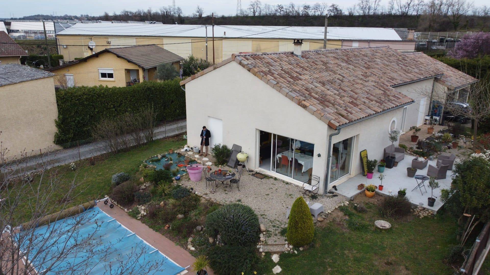 Véranda salle à manger Maison avec jardin aménagé pour détente extérieure