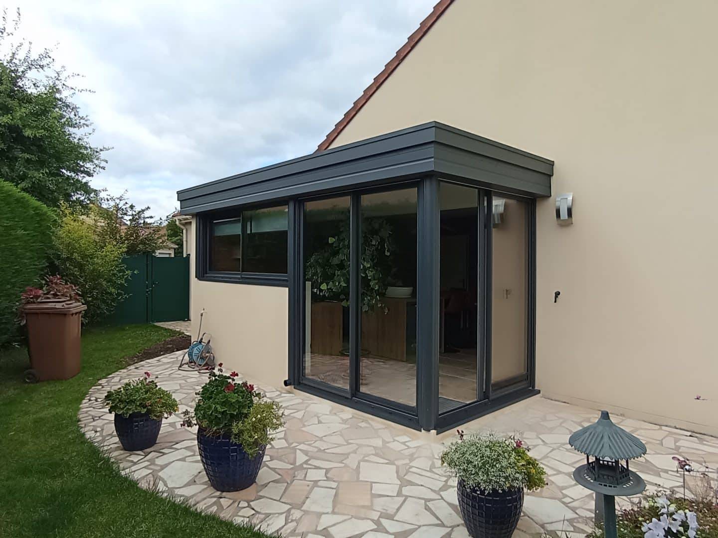 Extension de cuisine Véranda moderne en aluminium attenante à une maison avec jardin
