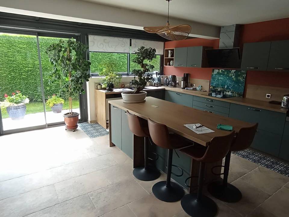 Extension de cuisine Cuisine ouverte donnant sur une véranda lumineuse avec grande baie vitrée