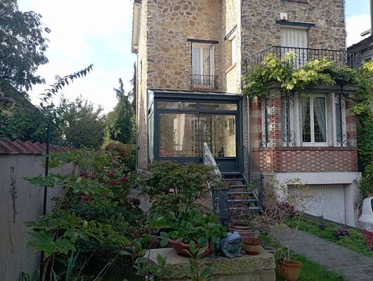 Véranda sas d'entrée Véranda sas d'entrée intégrée dans une maison en pierre rustique