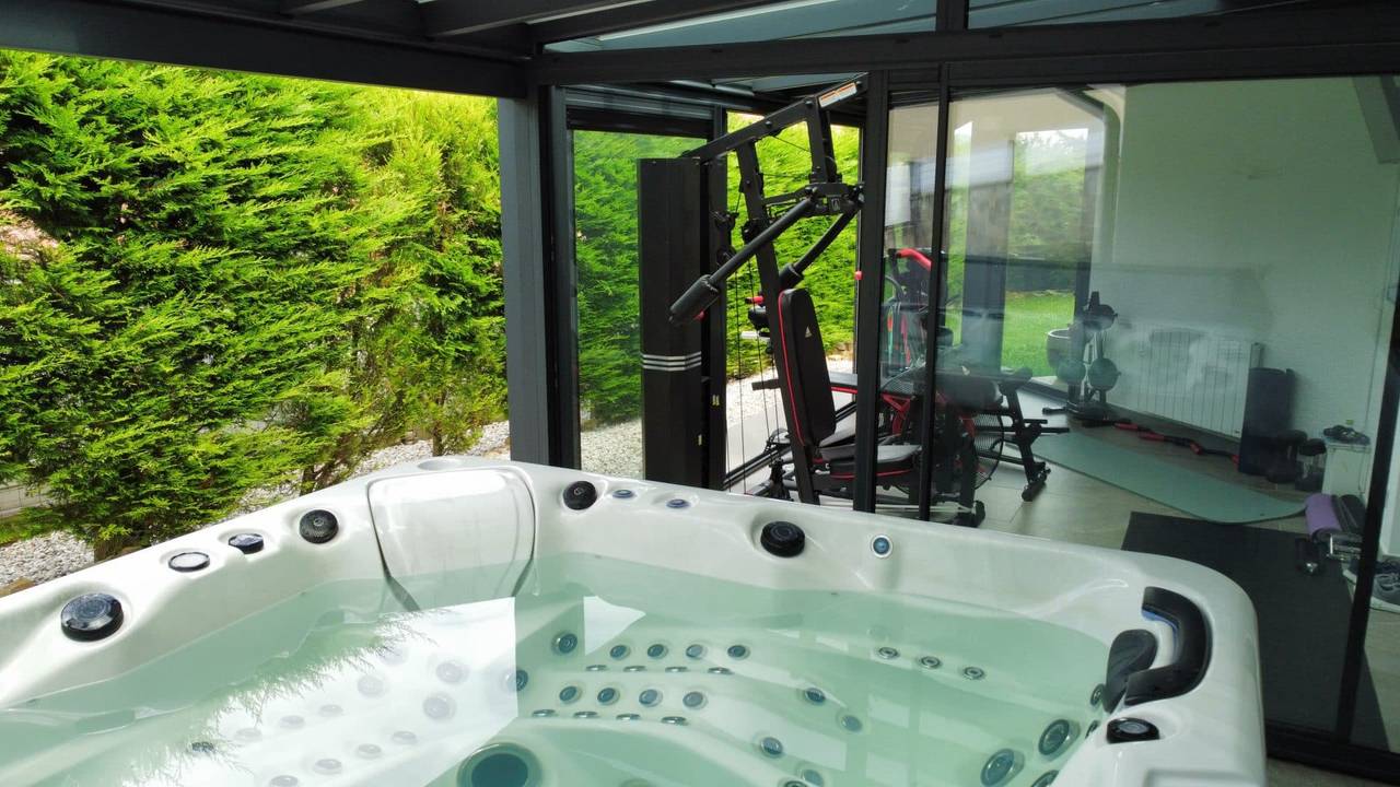 DCIM109MEDIADJI_0481.JPG Véranda moderne avec bain à remous et équipements de gym