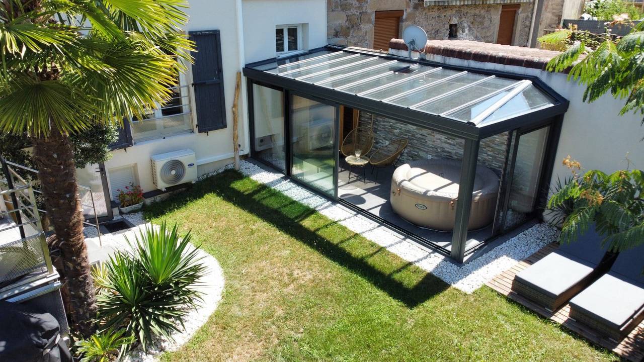 véranda avec jacuzzi Véranda moderne avec portes vitrées et toit en verre transparent