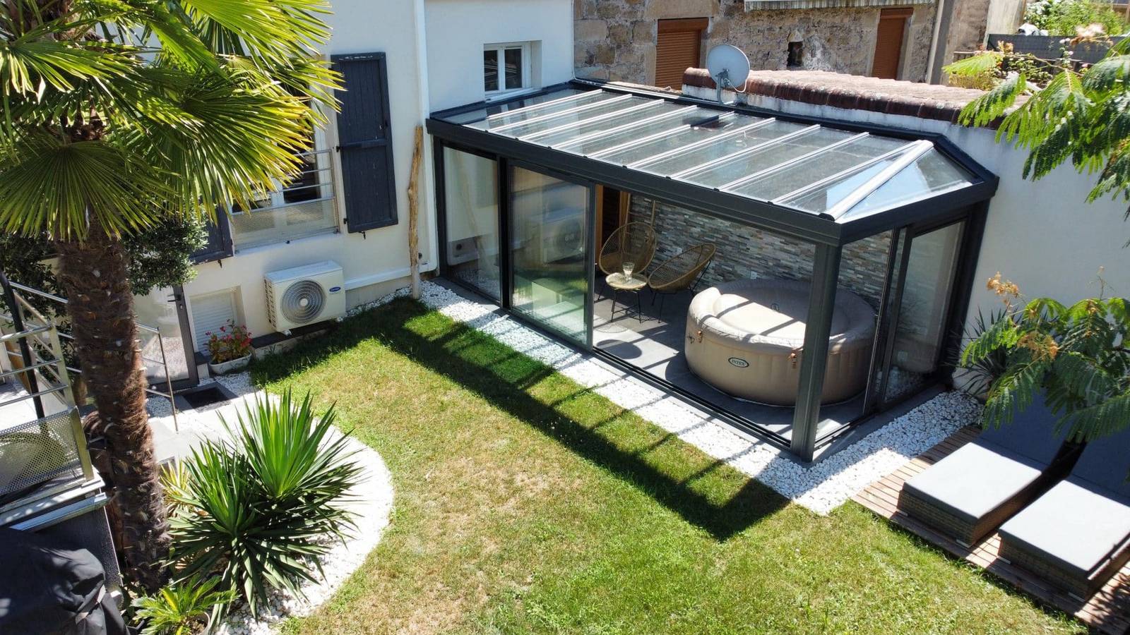 véranda avec jacuzzi Véranda moderne avec portes vitrées et toit en verre transparent