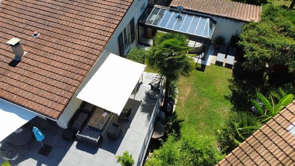 DCIM109MEDIADJI_0497.JPG Pergola moderne dans un jardin avec mobilier de terrasse élégant