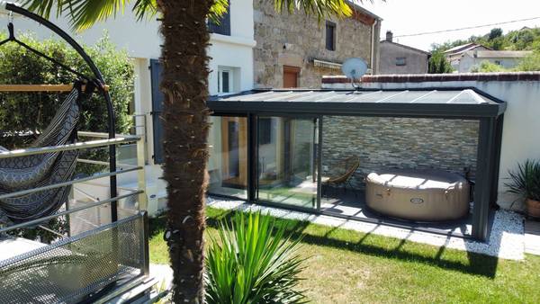 véranda avec jacuzzi Véranda moderne avec jacuzzi idéal pour espaces extérieurs élégants