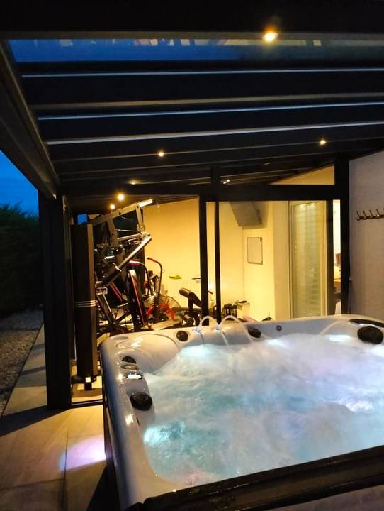 image0000001 (1) Pergola moderne avec jacuzzi intégré et salle de sport aménagée