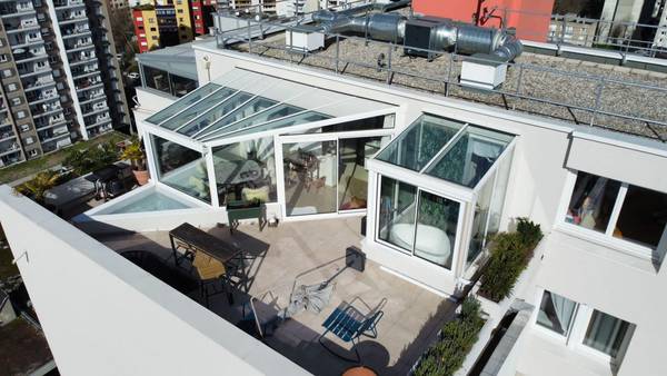 Véranda sur toit terrasse 2 Véranda moderne sur toit-terrasse avec mobilier extérieur intégré