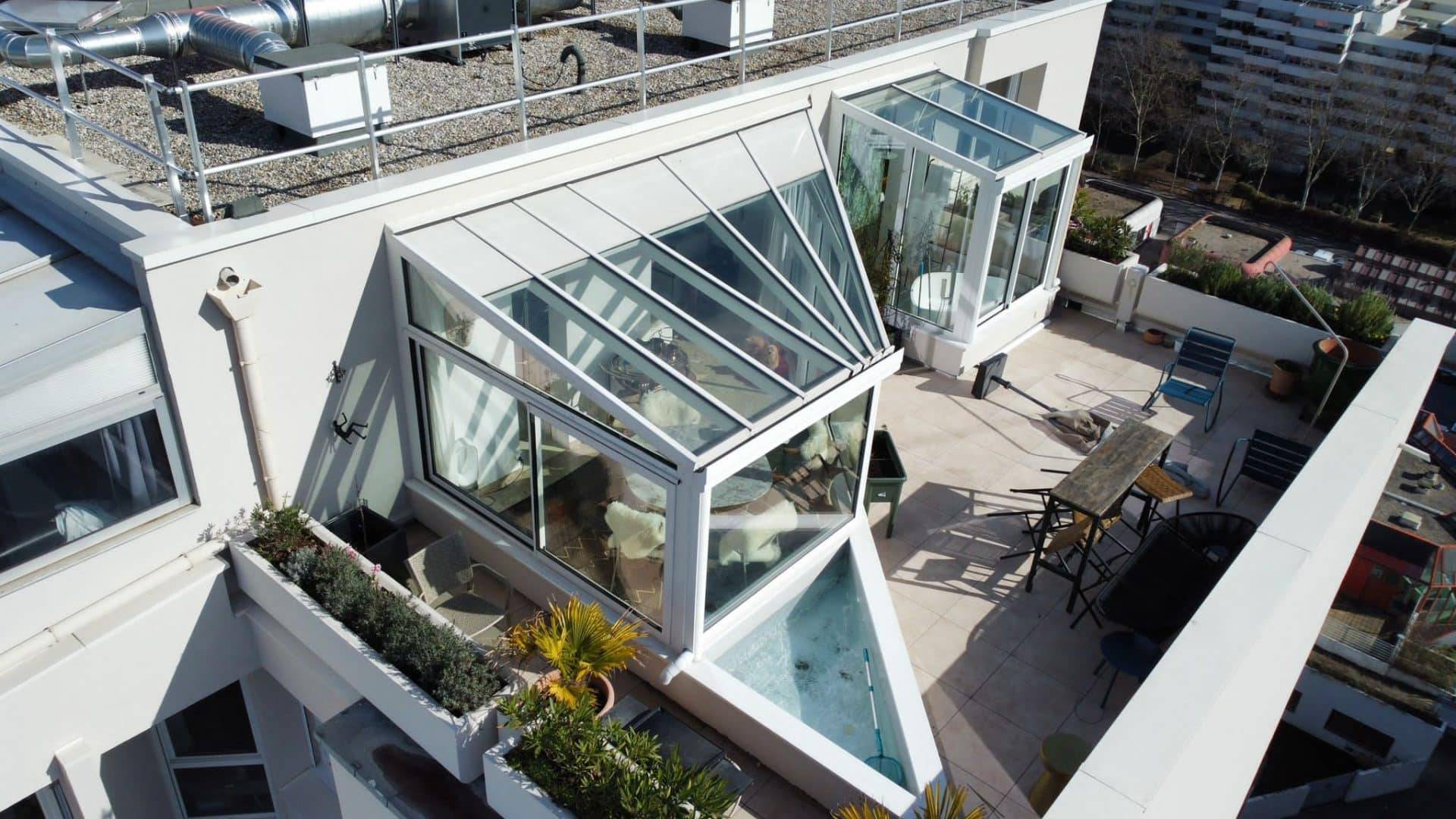Véranda moderne en verre sur un toit-terrasse urbain spacieux