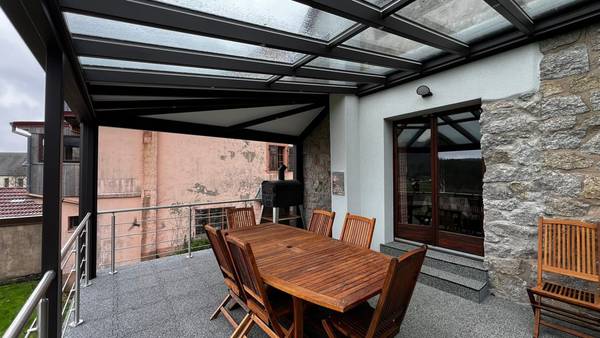 Pergola et véranda sur terrasse Pergola en verre et aluminium avec table à manger extérieure