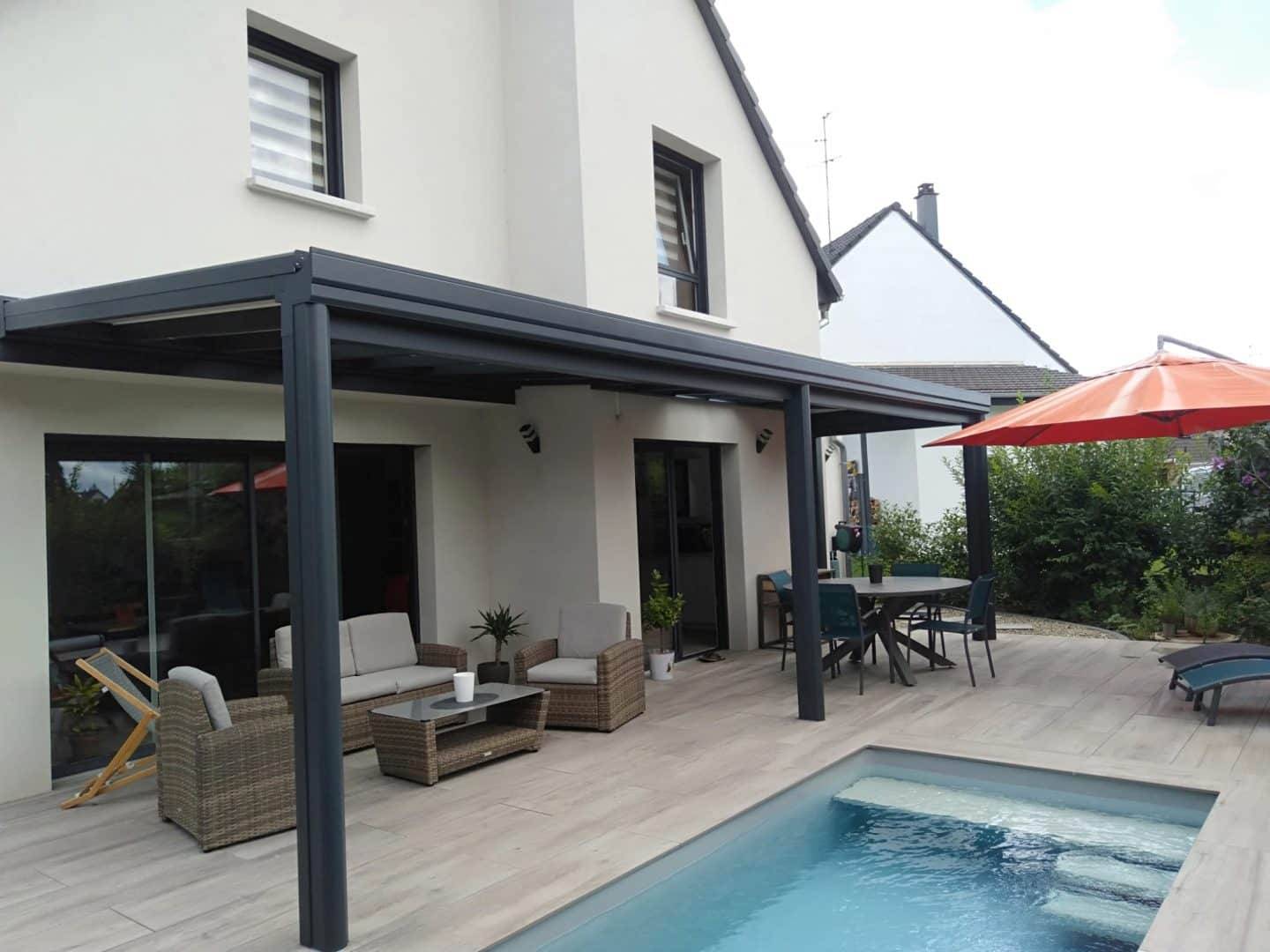 Pergola moderne en métal avec mobilier de jardin et piscine