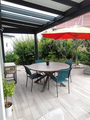 pergola à toiture fixe Pergola moderne avec mobilier de jardin sur terrasse en carrelage élégant