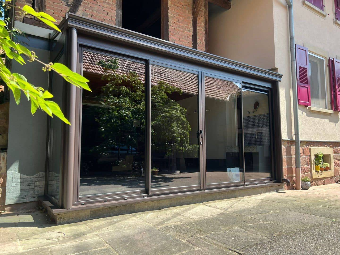 véranda style classique Véranda moderne en aluminium avec grandes baies vitrées attirant la lumière