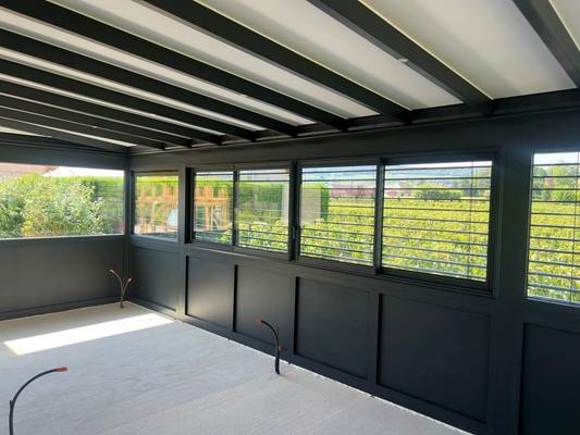 Véranda Meursault Véranda moderne avec grandes fenêtres offrant vue sur jardin verdoyant