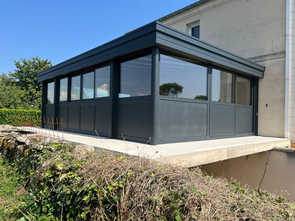 Véranda Meursault Véranda moderne en aluminium adossée à une maison individuelle