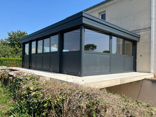 Véranda Meursault Véranda moderne en aluminium adossée à une maison individuelle