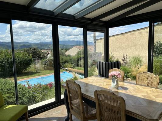 Véranda salle à manger Véranda avec vue panoramique et mobilier de jardin élégant
