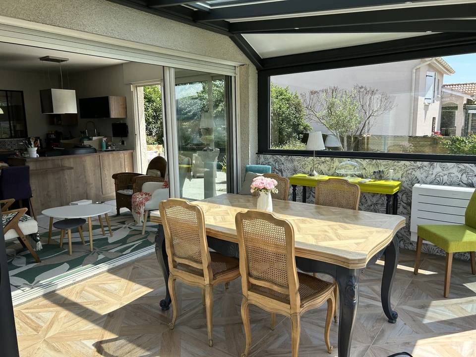 Véranda salle à manger Véranda lumineuse avec coin repas et salon intégré
