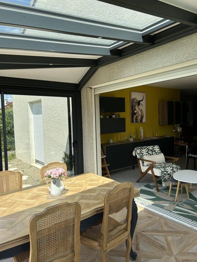Véranda salle à manger Véranda moderne avec toit en verre au design élégant