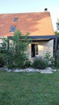 Pergola bioclimatique Caen Pergola moderne adossée à une maison avec jardin verdoyant