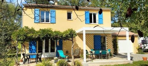 oplus_2 Pergola moderne blanche attachée à une maison avec terrasse extérieure