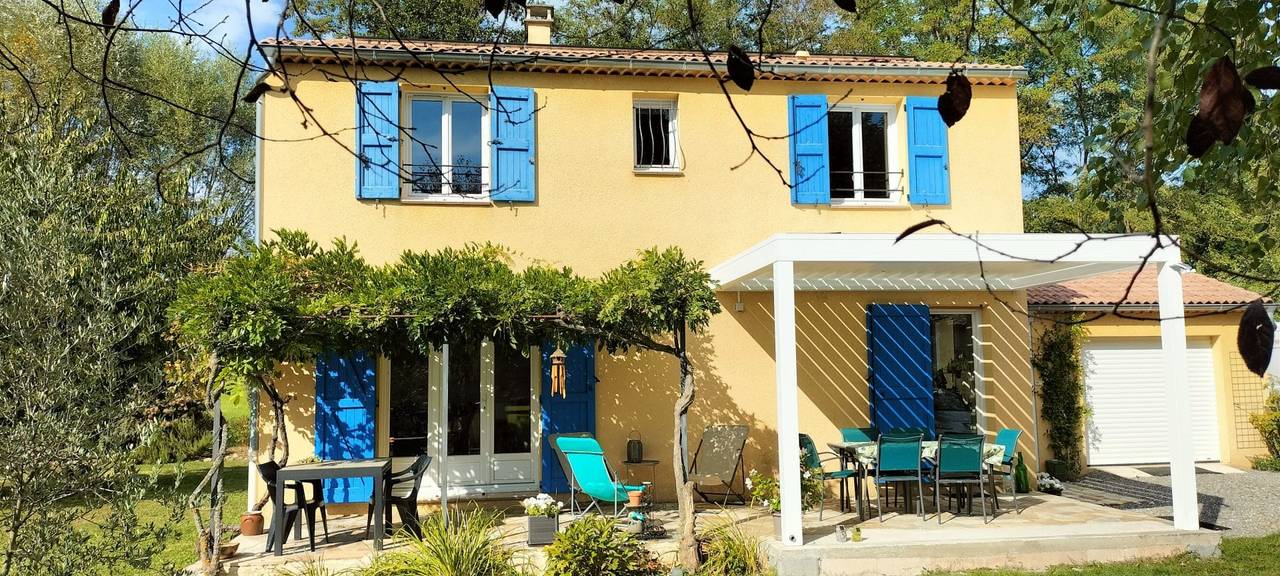 oplus_2 Pergola adossée moderne blanche pour terrasse de maison