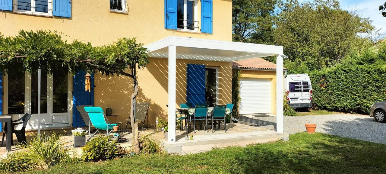 oplus_2 Pergola blanche moderne adossée à une maison avec terrasse aménagée