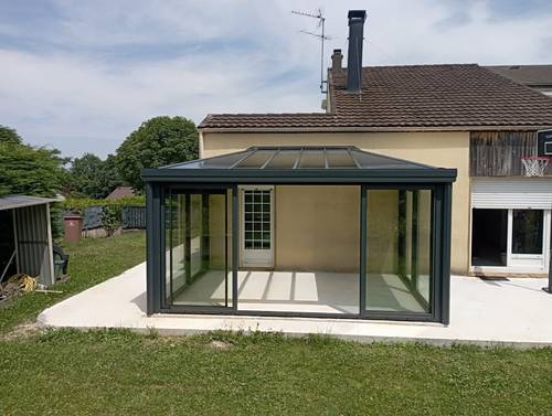 Véranda à Esbly Véranda moderne en verre et aluminium attachée à une maison