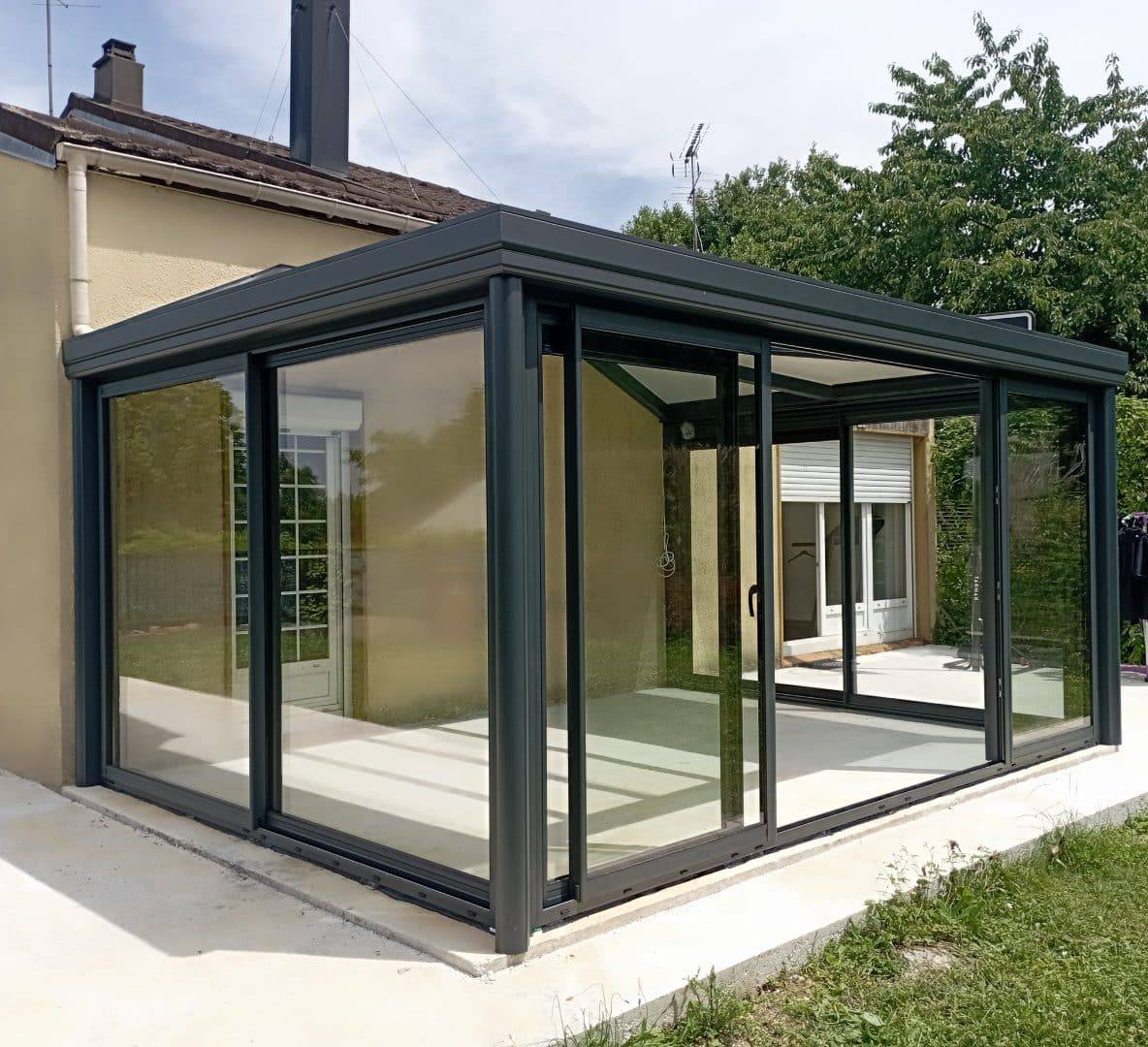 Véranda à Esbly Véranda moderne en aluminium adossée à une maison individuelle