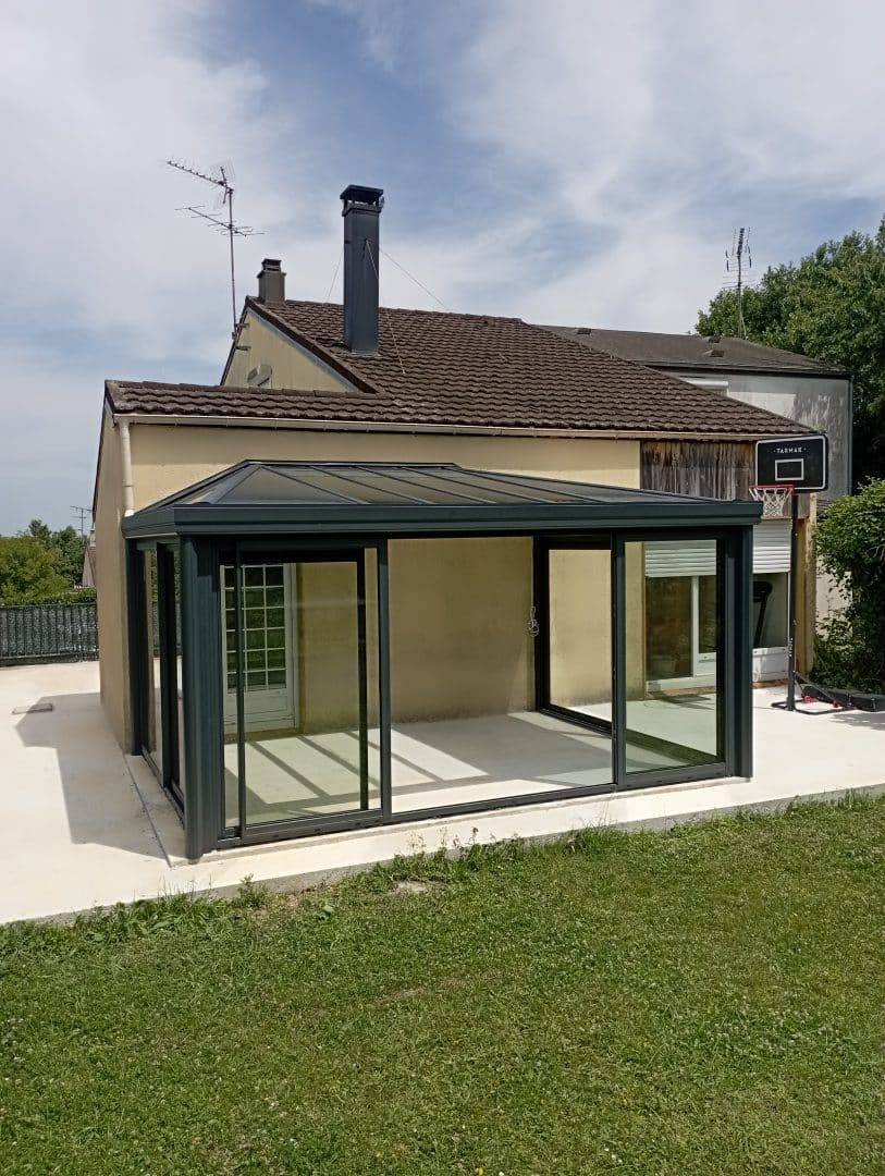 Véranda moderne adossée à maison pour espace extérieur lumineux