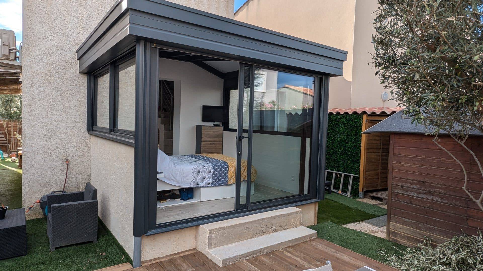 Véranda moderne avec baies vitrées pour extension extérieure7