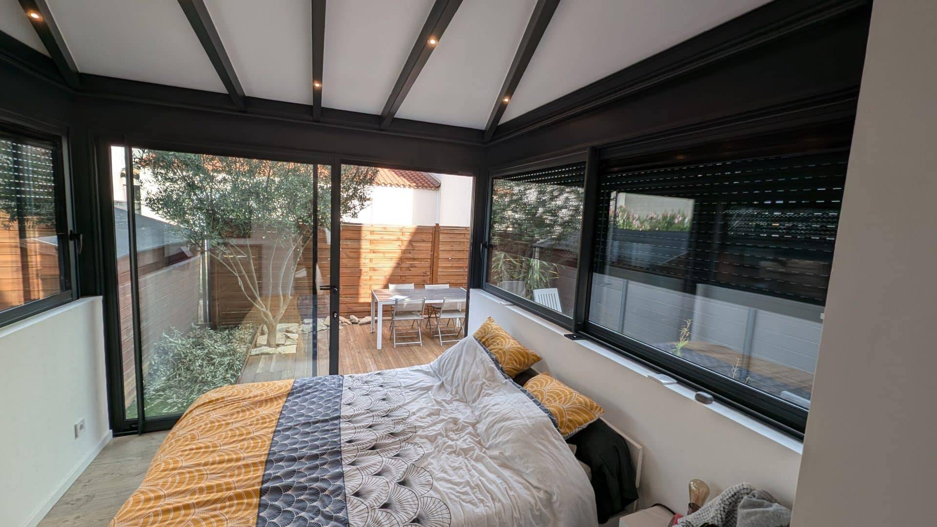 Chambre intégrée à une véranda moderne et lumineuse pour l'extérieur