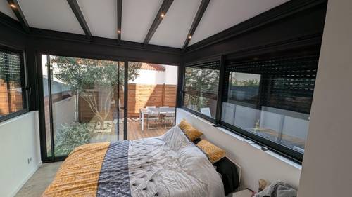 PXL_20240918_151630368 Chambre intégrée à une véranda moderne et lumineuse pour l'extérieur