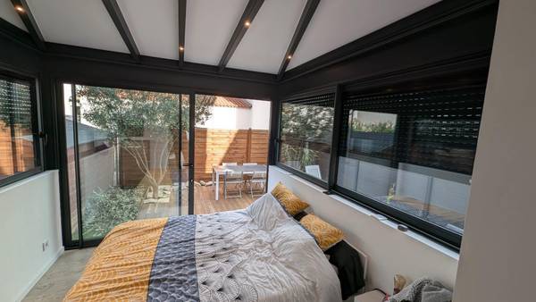 PXL_20240918_151630368 Chambre intégrée à une véranda moderne et lumineuse pour l'extérieur