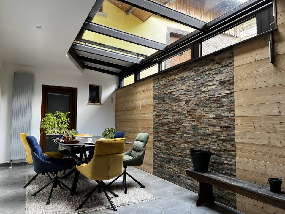 realisaton_le_verandier_1 Véranda moderne avec toit en verre et mur en pierre naturelle