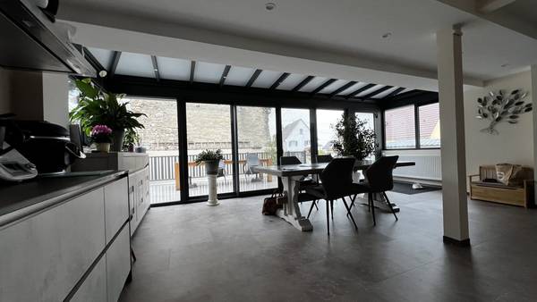 Véranda extension cuisine Véranda moderne avec vue sur jardin, idéale pour moments en famille