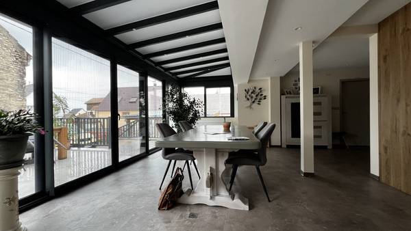Véranda extension salle à manger Véranda lumineuse avec vue extérieure et mobilier moderne
