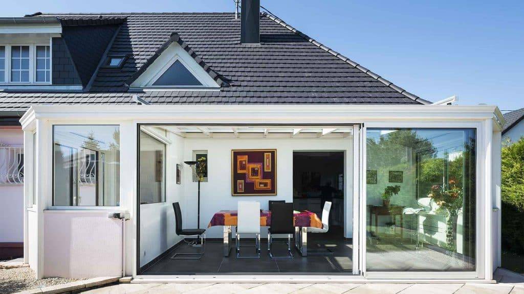 Véranda moderne et lumineuse attachée à une maison contemporaine