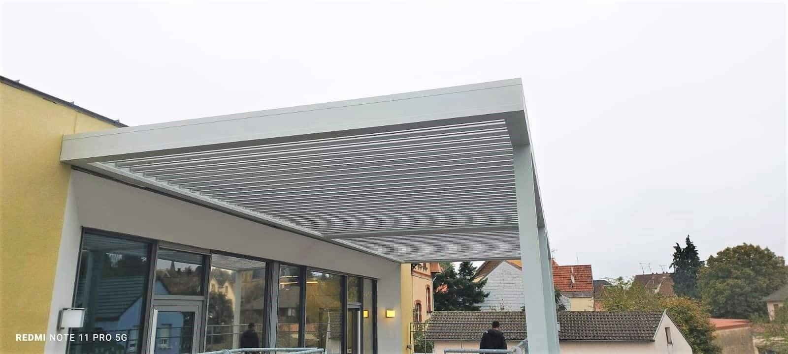 Pergola moderne en aluminium pour terrasse extérieure abritée élégante
