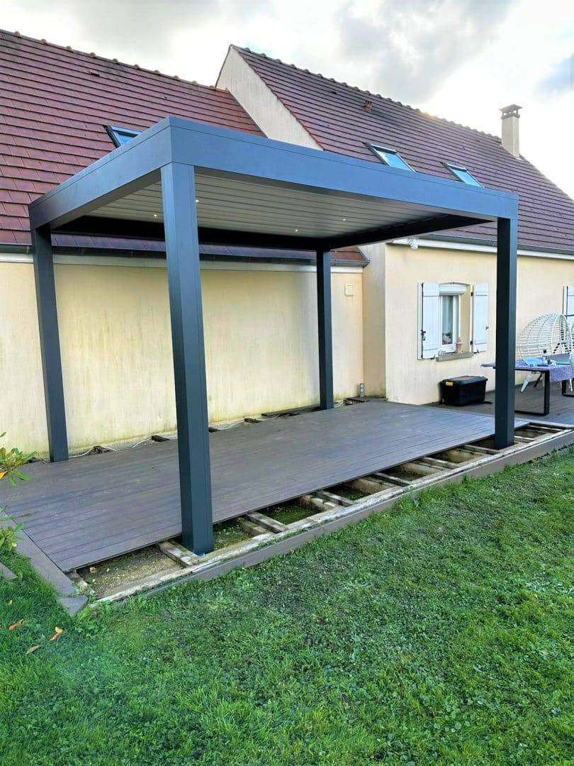 Pergola moderne en aluminium adossée à une maison individuelle