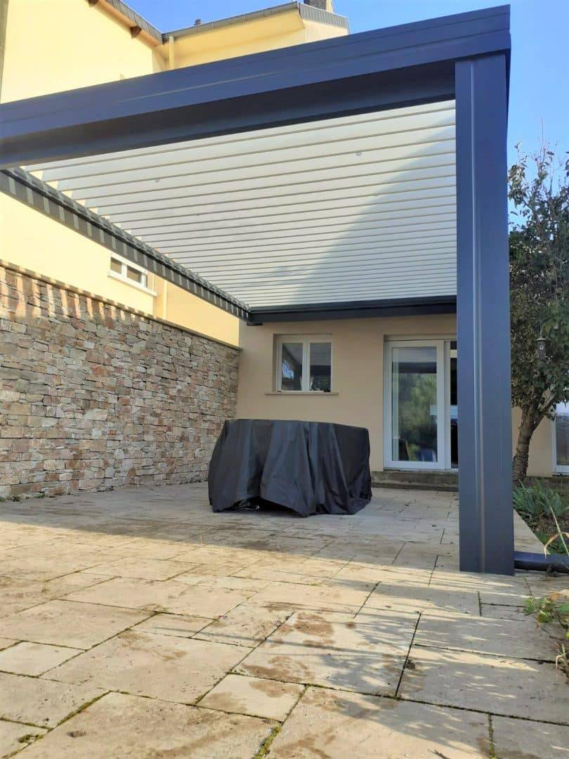 Pergola moderne en aluminium pour terrasse extérieure accueillante et ombragée