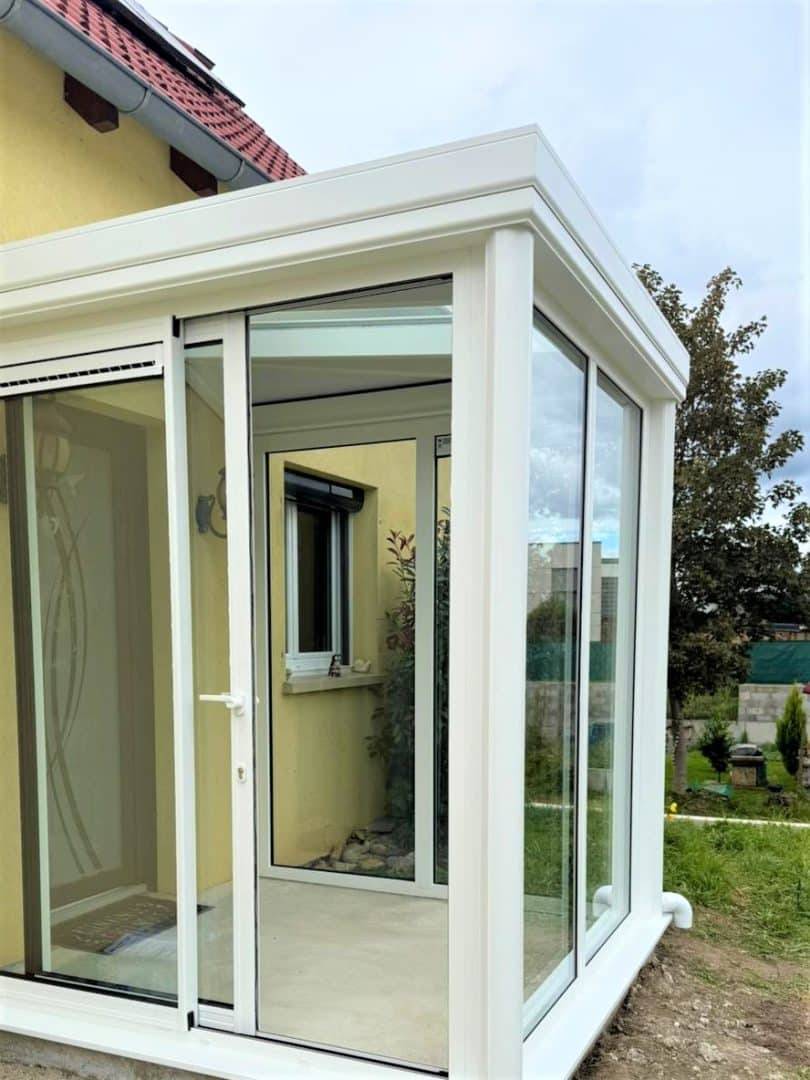Véranda moderne et lumineuse intégrée à la maison.