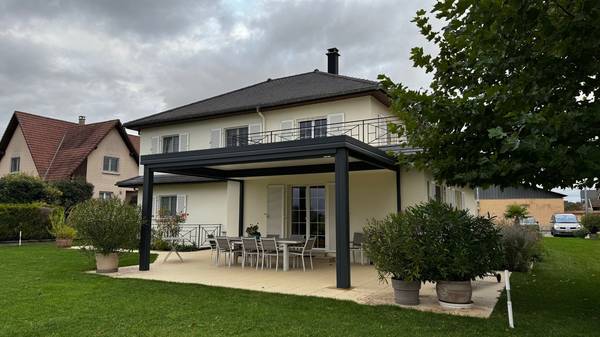 thumbnail_image0 Pergola moderne en aluminium attachée à une maison élégante