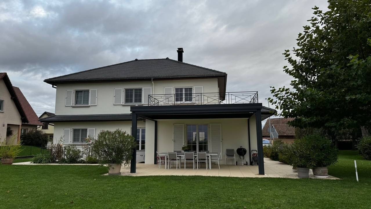 thumbnail_IMG_6983 Pergola moderne en aluminium adossée à une maison spacieuse