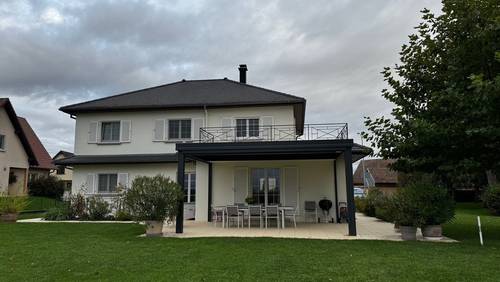 thumbnail_IMG_6983 Pergola moderne en aluminium adossée à une maison spacieuse