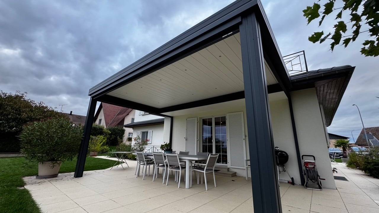 thumbnail_IMG_6985 Pergola moderne abritant une terrasse extérieure confortable et élégante
