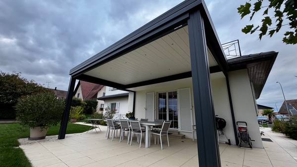 thumbnail_IMG_6985 Pergola moderne abritant une terrasse extérieure confortable et élégante