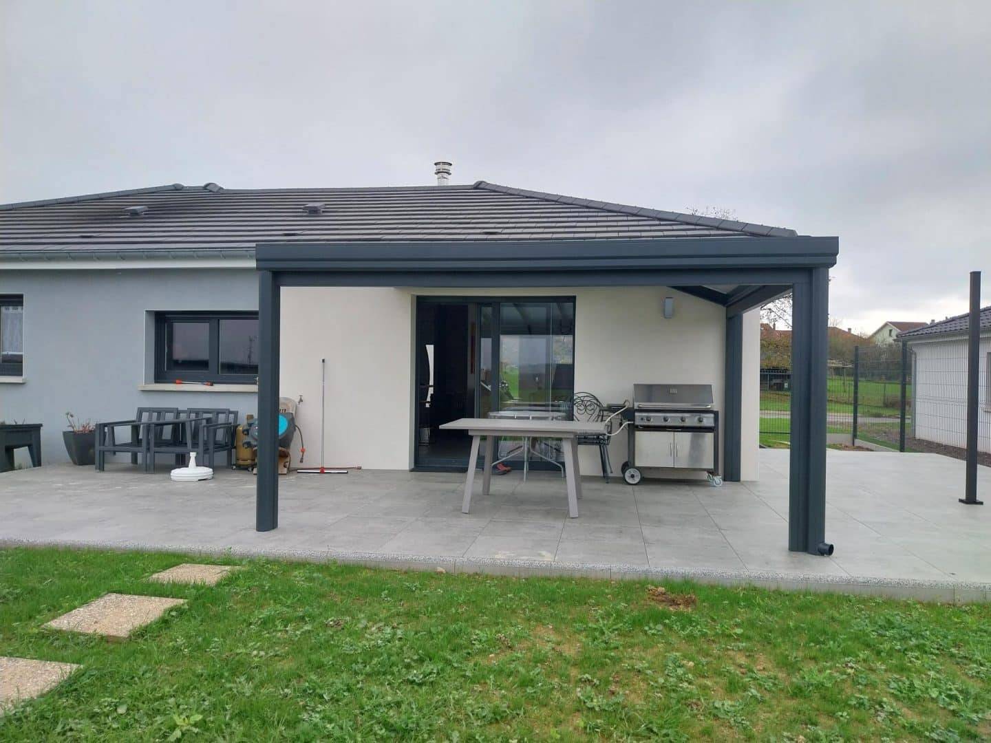 Pergola moderne en aluminium adossée à une maison contemporaine
