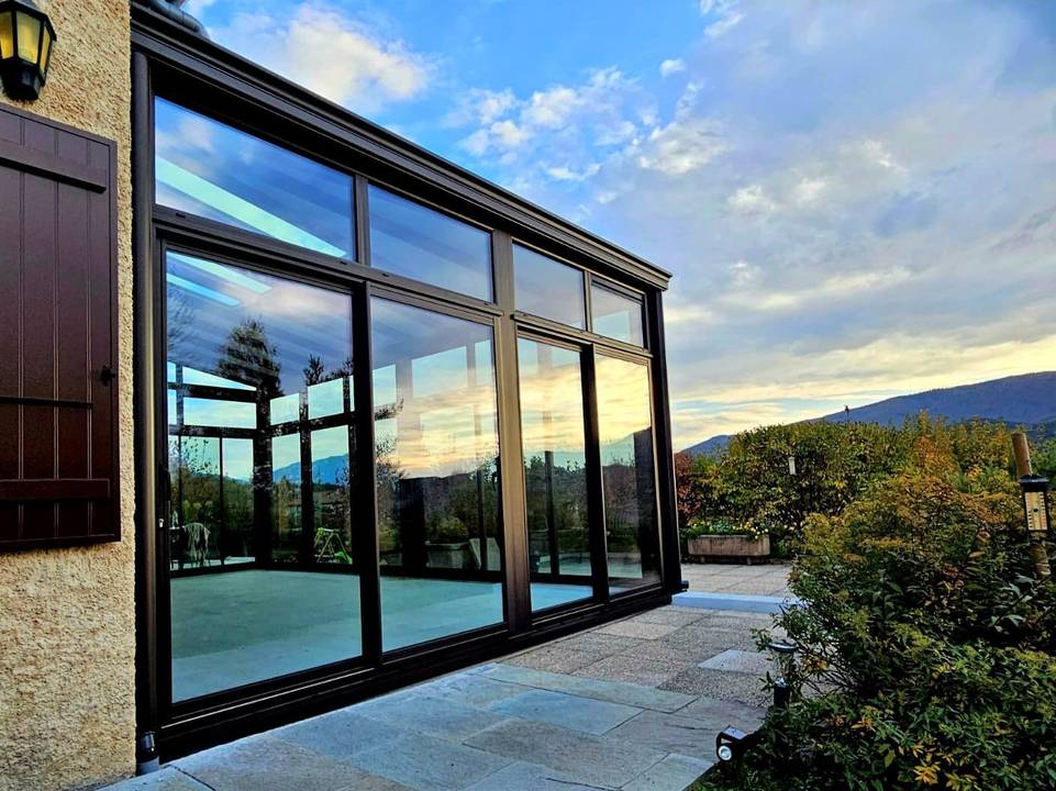 2046395430400889755 Véranda moderne en verre avec vue sur le jardin montagneux
