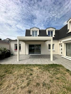 après 1 Pergola moderne adossée à une maison avec espace extérieur aménagé