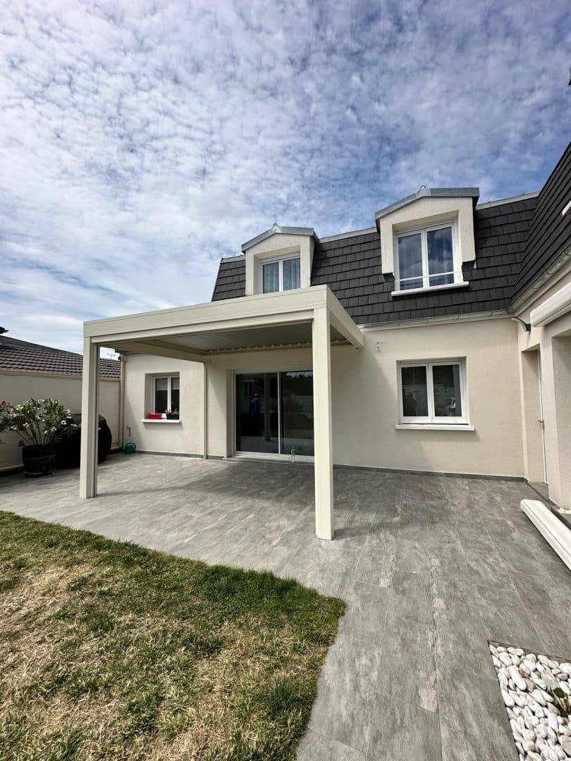 Pergola moderne embellissant terrasse avec design épuré et fonctionnel
